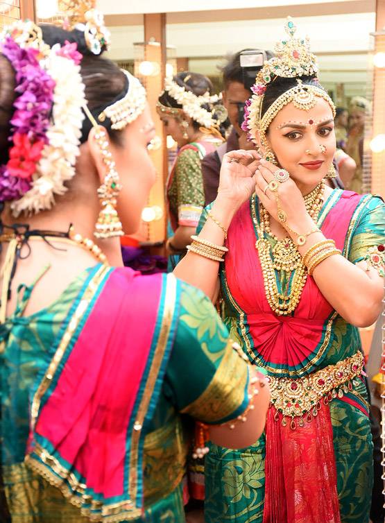 क्लास‍िकल डांस की तैयारी में ईशा देओल, ग्रीन रूम में यूं द‍िया पोज