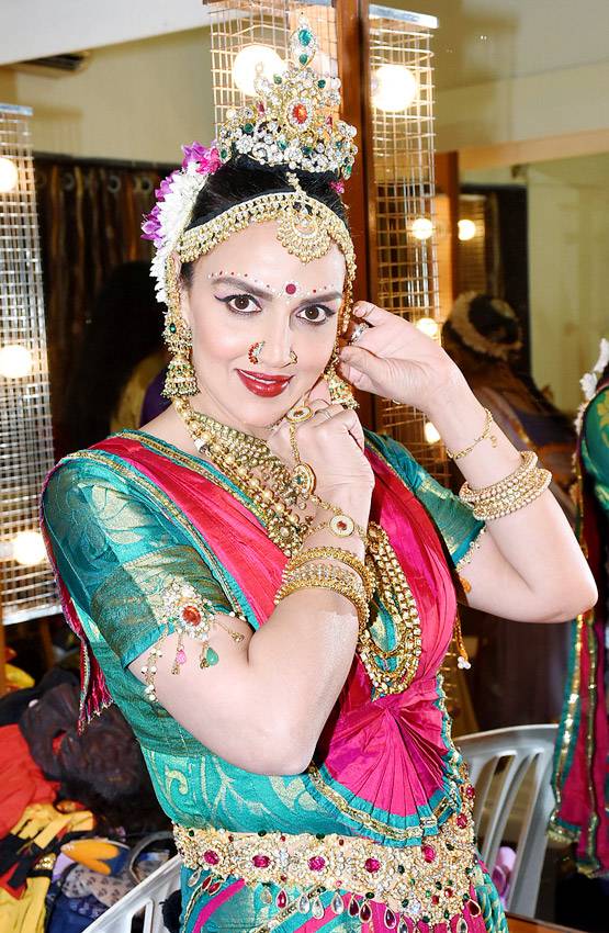 क्लास‍िकल डांस की तैयारी में ईशा देओल, ग्रीन रूम में यूं द‍िया पोज