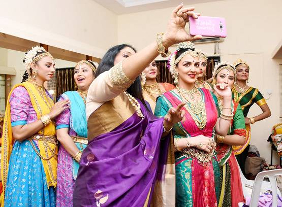 क्लास‍िकल डांस की तैयारी में ईशा देओल, ग्रीन रूम में यूं द‍िया पोज