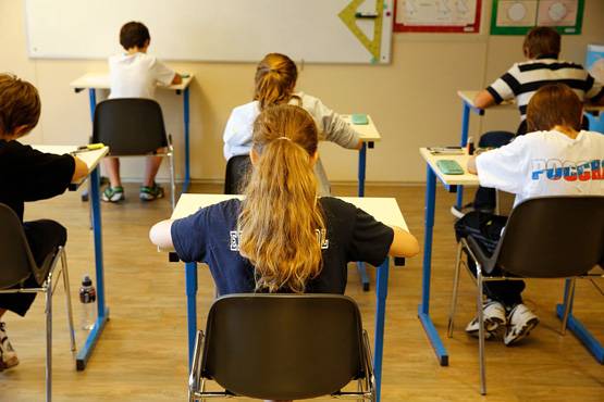 फ्रांस की स्कूलों में हैं ये अजीब नियम, अब लगा है फोन पर बैन