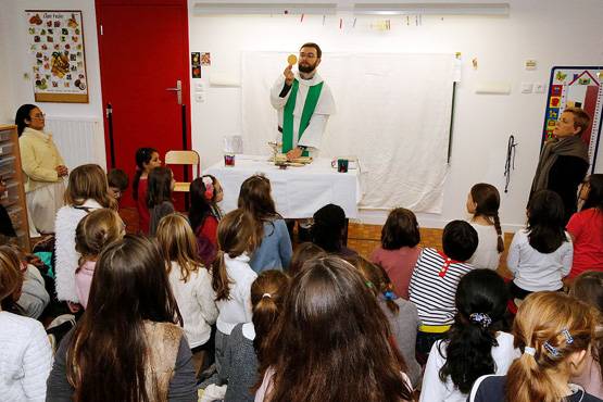 फ्रांस की स्कूलों में हैं ये अजीब नियम, अब लगा है फोन पर बैन