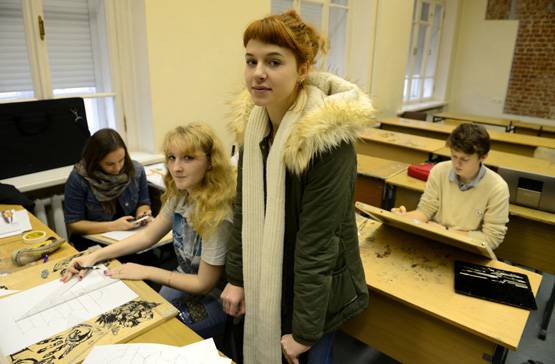 फ्रांस की स्कूलों में हैं ये अजीब नियम, अब लगा है फोन पर बैन