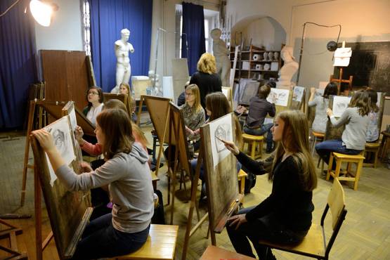 फ्रांस की स्कूलों में हैं ये अजीब नियम, अब लगा है फोन पर बैन