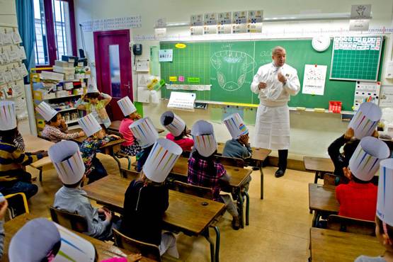 फ्रांस की स्कूलों में हैं ये अजीब नियम, अब लगा है फोन पर बैन