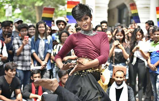 गे, लेस्बियन होना है बीमारी? जानें समलैंगिकता से जुड़े सवालों के जवाब