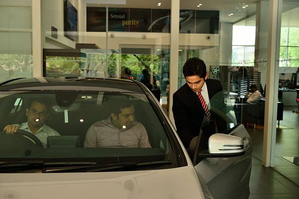 कार खरीदते समय इंश्योरेंस को लेकर रहें होशियार, ये होती है डीलर की चाल