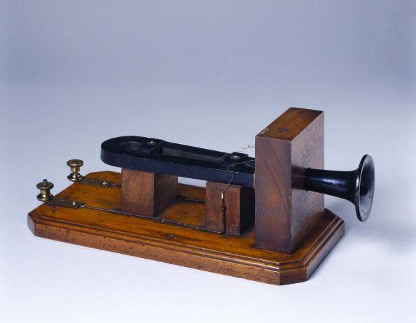 फोन पर सबसे पहले क्यों कहते हैं हैलो, जानें, दिलचस्प कहानी