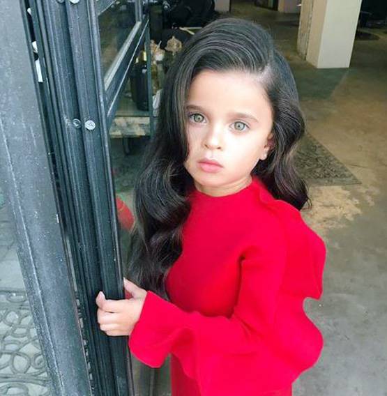 5 साल की लड़की के इतने अनोखे हैं बाल, इंटरनेट पर मचा रही है धूम