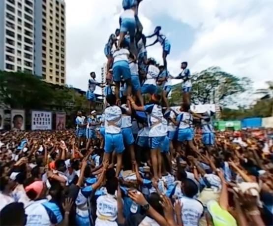 जन्माष्टमी पर मुंबई की सड़कों पर उमड़ी गोविंदाओं की टोली