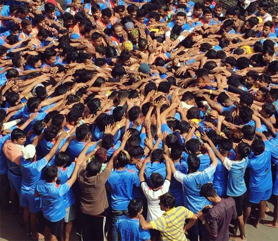 जन्माष्टमी पर मुंबई की सड़कों पर उमड़ी गोविंदाओं की टोली