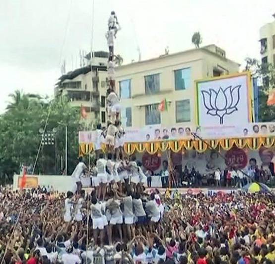 जन्माष्टमी पर मुंबई की सड़कों पर उमड़ी गोविंदाओं की टोली