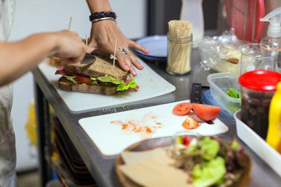 फ्लाइट में सैंडविच खाई तो करोड़पति की 15 साल की बेटी की मौत