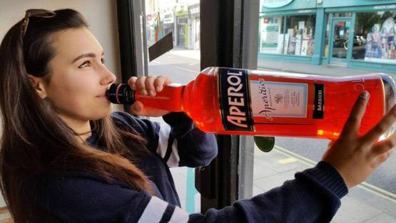 फ्लाइट में सैंडविच खाई तो करोड़पति की 15 साल की बेटी की मौत