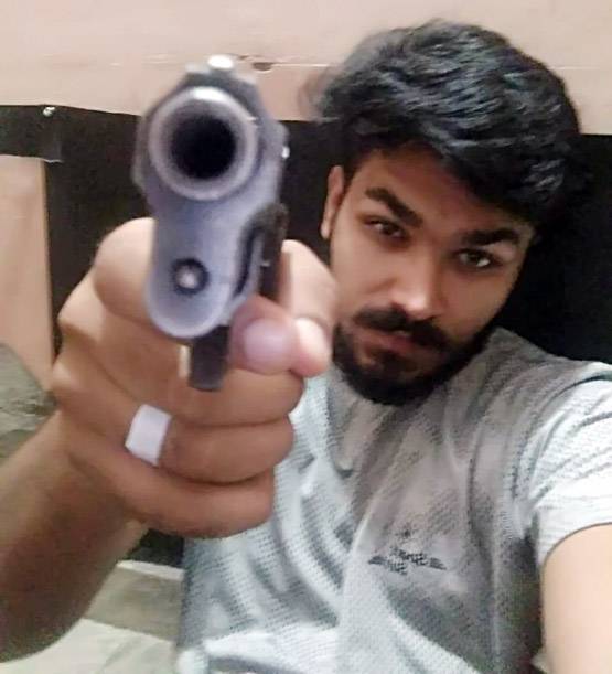 दिल्ली: लड़की को पीटने वाले आरोपी रोहित का हथियारों से खेलना है शौक