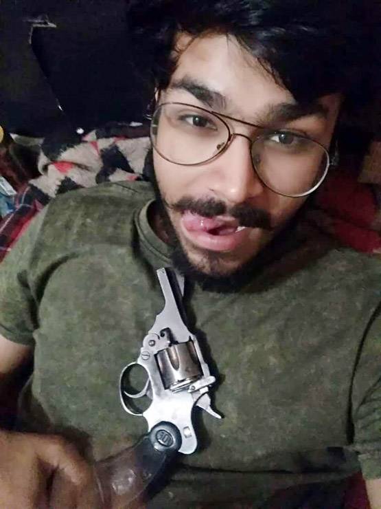 दिल्ली: लड़की को पीटने वाले आरोपी रोहित का हथियारों से खेलना है शौक