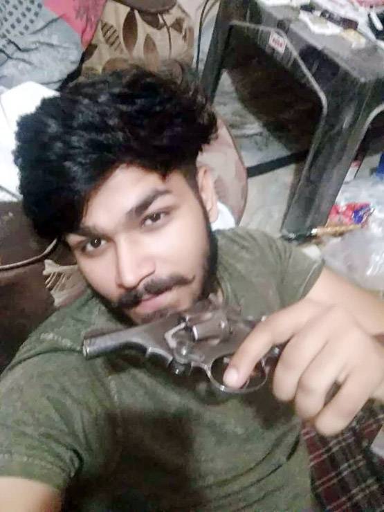 दिल्ली: लड़की को पीटने वाले आरोपी रोहित का हथियारों से खेलना है शौक
