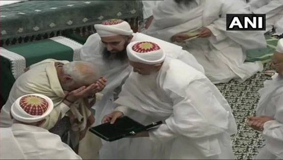 मस्जिद में नंगे पैर पहुंचे मोदी, मुहर्रम की मजलिस में हुए शामिल