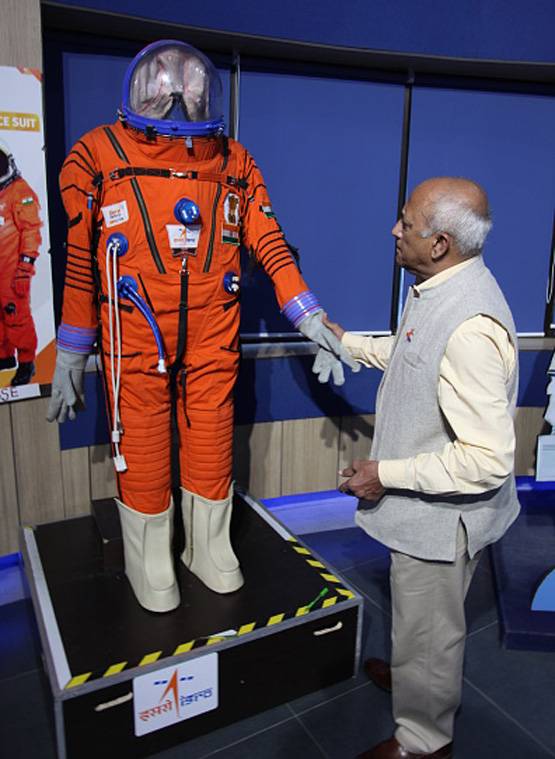भगवा स्पेस सूट पहनकर अंतरिक्ष में जाएंगे भारतीय, 2 साल में बनी ड्रेस