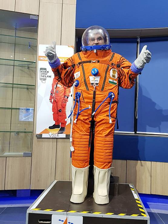 भगवा स्पेस सूट पहनकर अंतरिक्ष में जाएंगे भारतीय, 2 साल में बनी ड्रेस