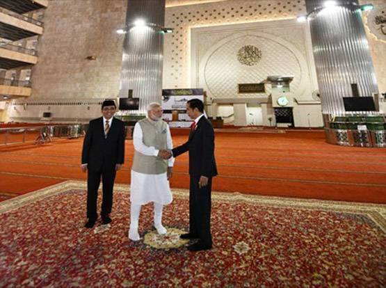 मस्जिद में नंगे पैर पहुंचे मोदी, मुहर्रम की मजलिस में हुए शामिल