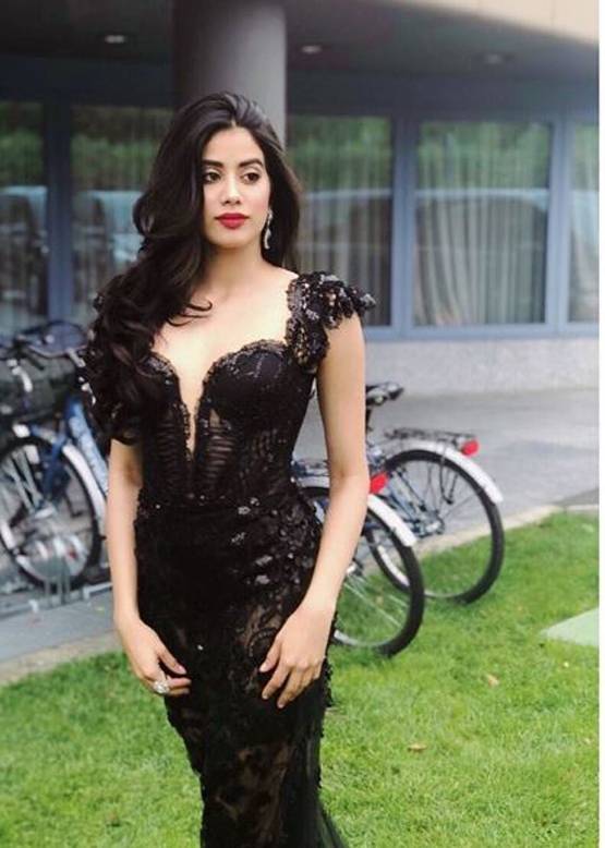 ईशा अंबानी की सगाई में PC-निक ही नहीं जाह्नवी और अनिल कपूर भी छाए