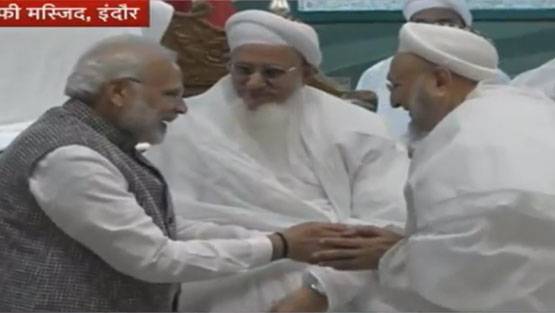 मस्जिद में नंगे पैर पहुंचे मोदी, मुहर्रम की मजलिस में हुए शामिल