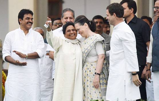 कार्यकर्ताओं के पैसे से बने आलीशान 'गुलाबी महल' में रहेंगी मायावती