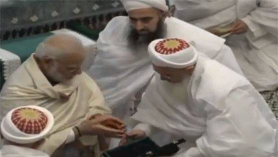 मस्जिद में नंगे पैर पहुंचे मोदी, मुहर्रम की मजलिस में हुए शामिल