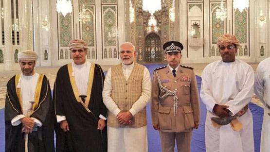 मस्जिद में नंगे पैर पहुंचे मोदी, मुहर्रम की मजलिस में हुए शामिल