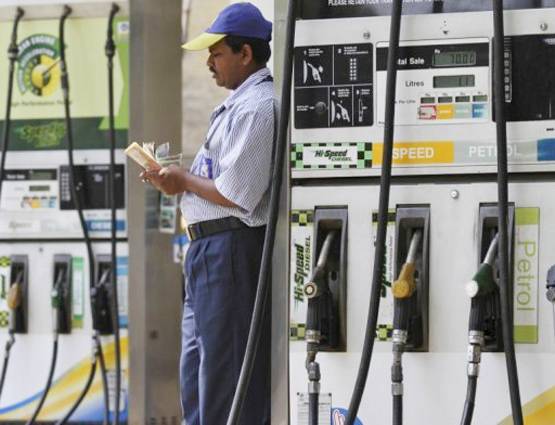 गजब का ऑफर: 1 क‍िलो केक खरीदें, 1 लीटर पेट्रोल मिलेगा Free