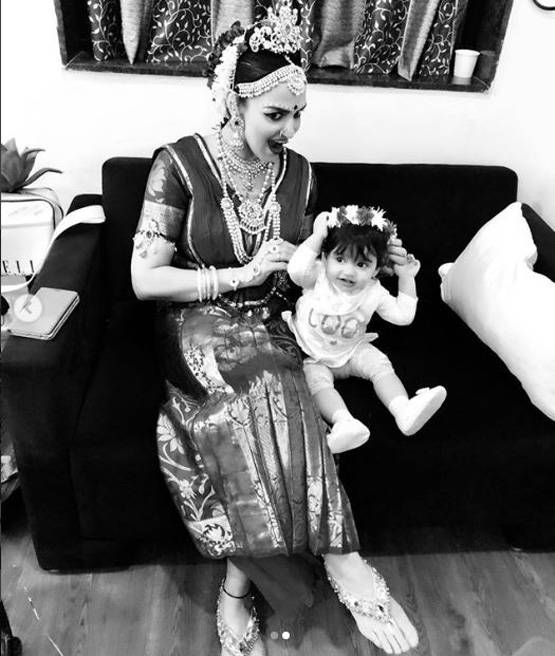 'रामायण' की सीता बनीं ईशा देयोल, बैकस्टेज बेटी राध्या संग दिखीं