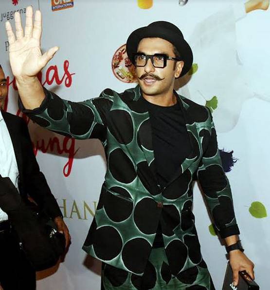 एक बार फिर अजीब लुक में दिखे रणवीर सिंह, अक्षय संग की मस्ती