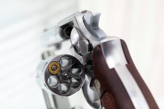 लड़की ने वीडियो कॉल के दौरान सिर पर तानी रिवॉल्वर, गोली लगने से मौत