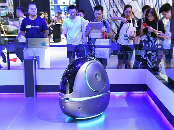 गजब: ये रोबोट होटलों में परोसेंगे खाना, साफ करेंगे रूम