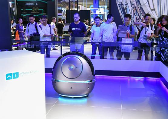 गजब: ये रोबोट होटलों में परोसेंगे खाना, साफ करेंगे रूम