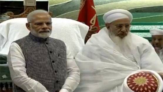 मस्जिद में नंगे पैर पहुंचे मोदी, मुहर्रम की मजलिस में हुए शामिल