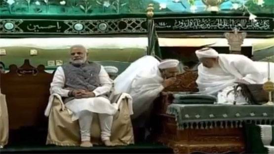 मस्जिद में नंगे पैर पहुंचे मोदी, मुहर्रम की मजलिस में हुए शामिल