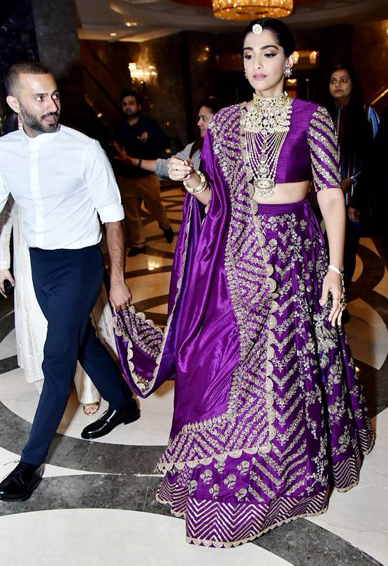 Viral: फैशन इवेंट पर पहुंचीं सोनम, दुपट्टा संभालते नजर आए आनंद