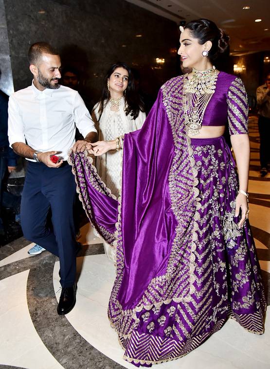 Viral: फैशन इवेंट पर पहुंचीं सोनम, दुपट्टा संभालते नजर आए आनंद