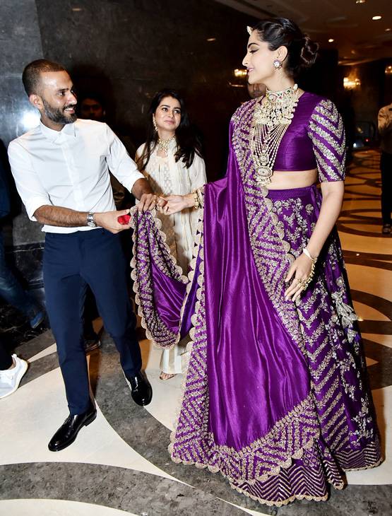 Viral: फैशन इवेंट पर पहुंचीं सोनम, दुपट्टा संभालते नजर आए आनंद