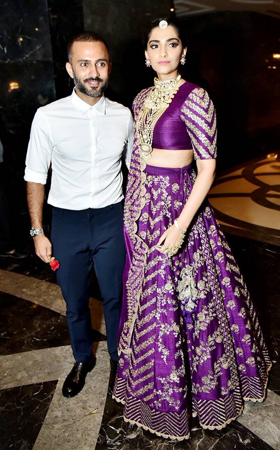 Viral: फैशन इवेंट पर पहुंचीं सोनम, दुपट्टा संभालते नजर आए आनंद