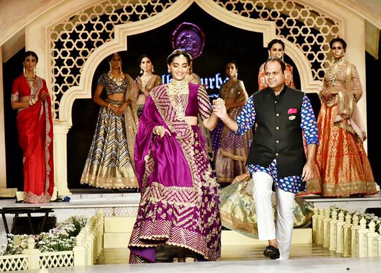 Viral: फैशन इवेंट पर पहुंचीं सोनम, दुपट्टा संभालते नजर आए आनंद