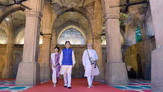 मस्जिद में नंगे पैर पहुंचे मोदी, मुहर्रम की मजलिस में हुए शामिल