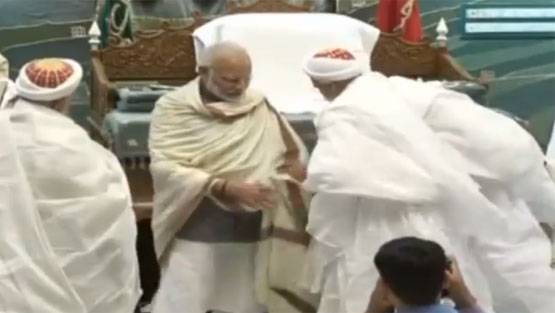 मस्जिद में नंगे पैर पहुंचे मोदी, मुहर्रम की मजलिस में हुए शामिल