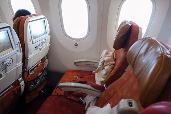 Air India फ्लाइट में 'महिला के सामने कपड़े उतारे, पेशाब किया'