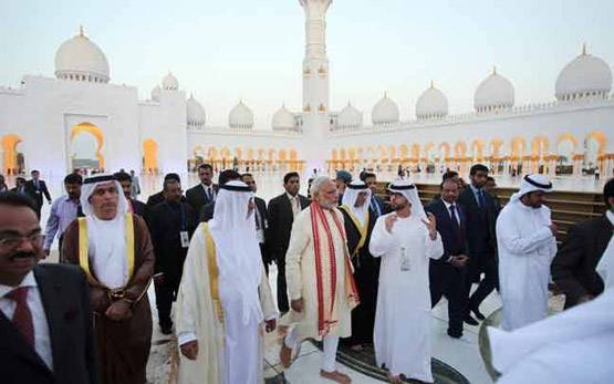 मस्जिद में नंगे पैर पहुंचे मोदी, मुहर्रम की मजलिस में हुए शामिल