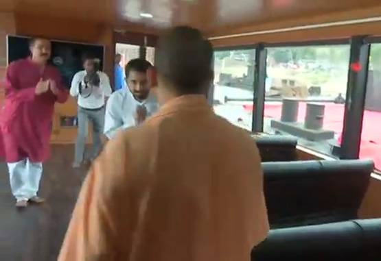 वाराणसी का 5 स्टार लग्जरी क्रूज, 750 रुपये में 84 घाटों की सैर