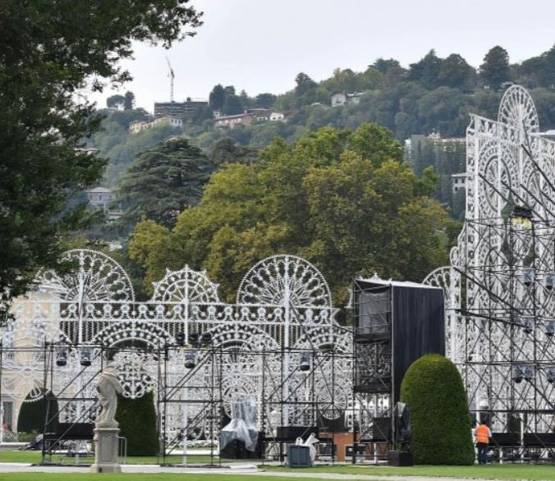 इटली में ईशा अंबानी की सगाई, इंडियन वेडिंग थीम पर सजा विला