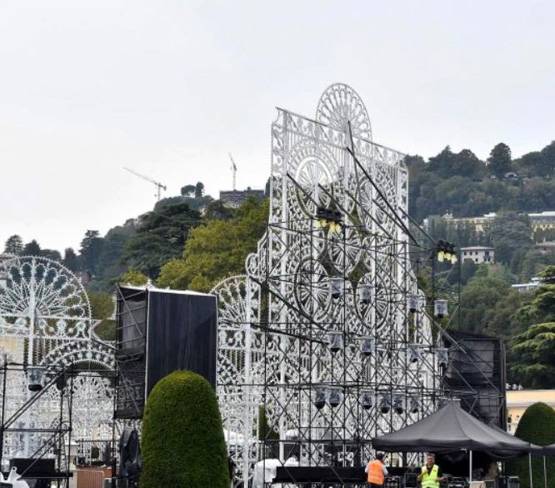 इटली में ईशा अंबानी की सगाई, इंडियन वेडिंग थीम पर सजा विला