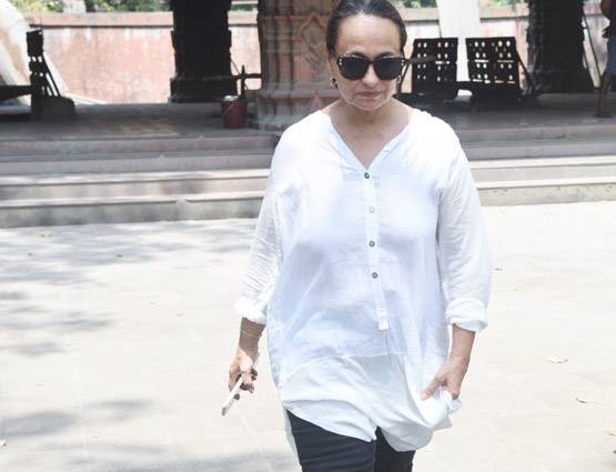 PHOTOS: कल्पना लाजमी के अंत‍िम संस्कार में पहुंची शबाना आजमी